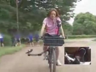 Japans kindje masturbated terwijl rijden een specially modified seks film video- bike!