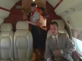 Хтивий stewardesses смоктати їх clients жорсткий дзьоб на в plane