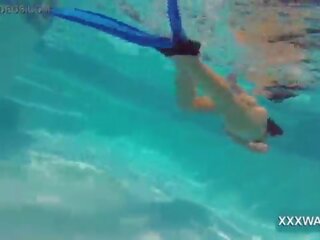 Overlegen brunette gate jente sukkertøy swims undervann