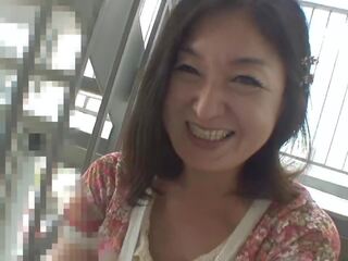 Middle-aged asiatisch stiefmutter wird sie haarig muschi gefickt bis sie creampies