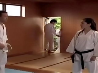 Japanisch karate lehrer rapped von studen zweimal