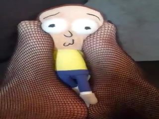 Giantess najdbe mini moški pod kavč in tramples in crushes mu &lpar;morty plush&rpar;