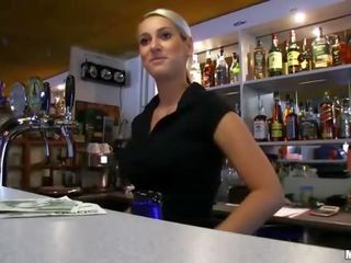 Barmaid لينكا قصفت مع ل غريب