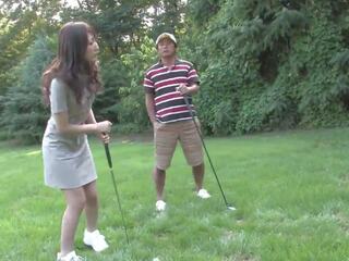 Hăng hái cậu bé tóc nâu yêu sự nịnh hót cứng đâm trên các golf. | xhamster