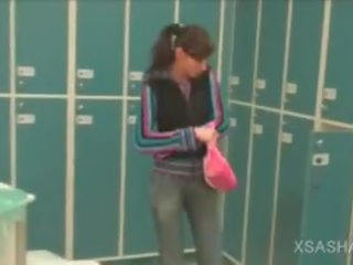 Lesbo marvellous līdz trot brunete masturbē cunt uz the locker istaba