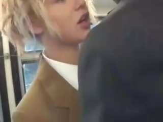 Blond funksjonen suge asiatisk buddies johnson på den buss