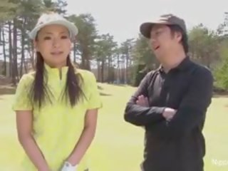 في سن المراهقة golfer يحصل على لها وردي قصفت في ال أخضر!