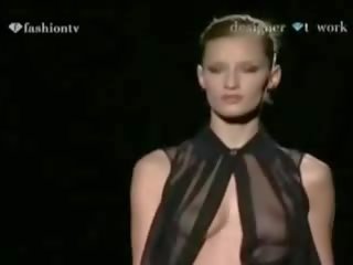 Oops - lingerie runway vidéo - voir par et nu - sur la télé - compilation