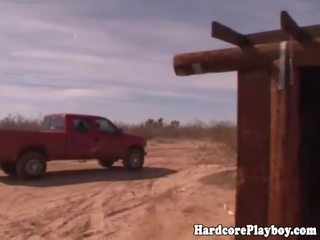 Hitch hiked adolescente follando en espalda de truck