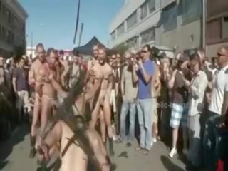 Verejnosť plaza s vyzliekol muži prepared pre divé hrubý violent gejské skupina sex film klip