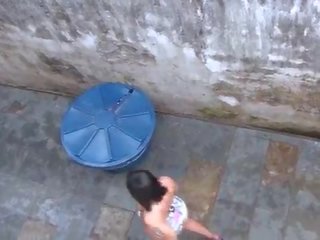 Espiando një vizinha rabuda na favela e batendo uma