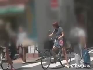 甘い アジアの 女の子 ライディング ザ· bike 入手する プッシー すべて ぬれた