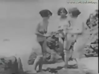 1928 ビンテージ ととも​​に a 仲間 スパイ 女の子 上の ザ· ビーチ