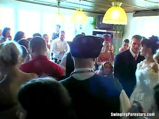 Boda zorras son follando en público